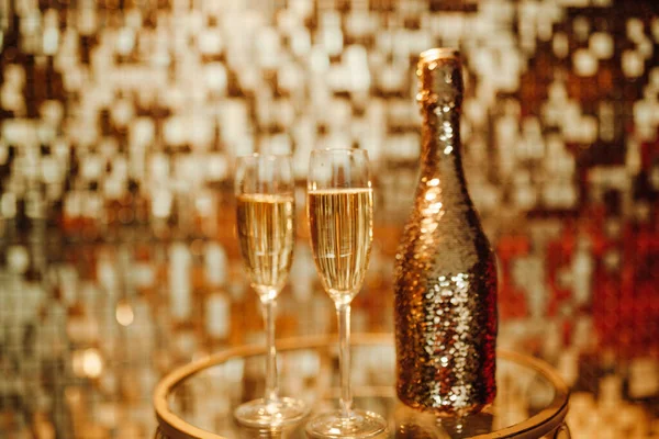 Mutlu Noel Ler Bir Şişe Şampanya Bardaklar — Stok fotoğraf