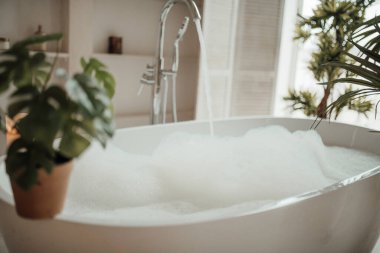 Köpüklü beyaz küvet