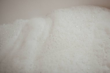 Köpüklü beyaz küvet