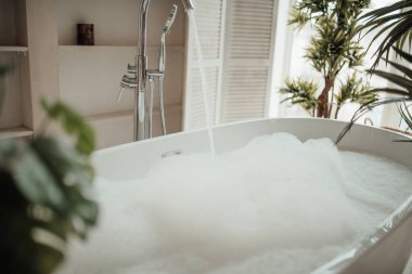 Köpüklü beyaz küvet