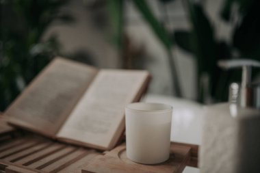 Lüks banyoda küvet.