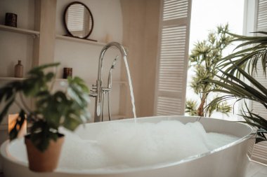 Köpüklü beyaz küvet