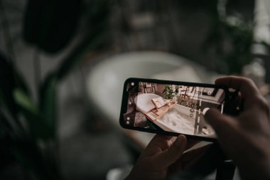 Akıllı telefondan küvetin fotoğrafını çekiyorlar.