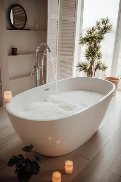 Weiße Badewanne Mit Schaum — Stockfoto