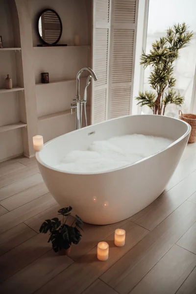 斯堪的纳维亚风格浴室的内部 — 图库照片