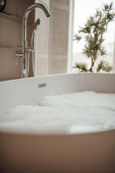 带有泡沫的白色浴缸 — 图库照片