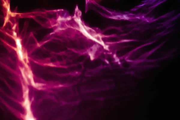 Astratto rosso e viola luce neon su sfondo nero. Dark notte bagliore carta da parati movimento futuristico con texture rumore — Foto Stock