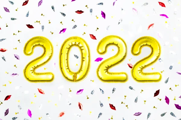 2022 Feliz Año Nuevo números de texto, confeti colorido sobre fondo blanco. Decoración de saludo fiesta de Navidad — Foto de Stock