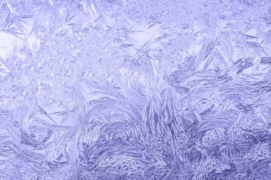 2022 yılının çok peri rengi. Moda konsept posteri. Cam pencerede parlak dondurucu kış soğuğu. Soyut makro duvar kağıdı. Frosty desen parlak arkaplan. Banner stoarfrost arka planı. Güneş ışığında donmuş kristal buz dokusu