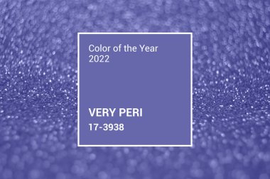 2022 yılının çok peri rengi. Moda konsepti. Mor arka plandaki ışıklar. Bokeh disko etkisi. Soyut noel ışıkları çelenk. Kış şenliği pırıl pırıl parıldıyor makro