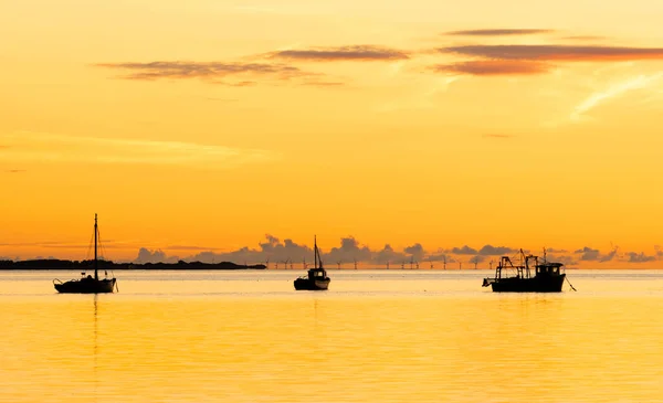 Fiskebåtar Floden Dee Vid Thurstaston Wirral Sköt Solnedgång — Stockfoto