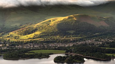 İngiliz Gölü Bölgesi 'ndeki Derwentwater kıyılarından Keswick' e ilk ışık akışı..  