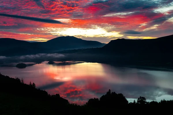 Derwentwater 'dan Derwentwater' a, Keswick 'e, Skiddaw' a ve Blencathra 'ya doğru gün doğumunun destansı şafağı..