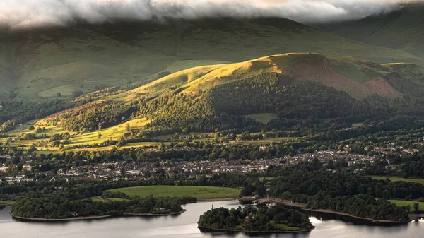 İngiliz Gölü Bölgesi 'ndeki Derwentwater kıyılarından Keswick' e ilk ışık akışı..  