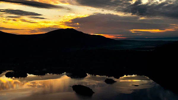 Işık olsun - İngiliz Gölü bölgesinde Catbells zirvesinden Blencathra 'ya doğru Derwentwater' a bakan güneşin doğuşuna tanık olmak