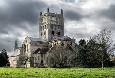 Tewkesbury Manastırı dramatik bir gökyüzüne karşı durmuştu. Tewkesbury, Gloucestershire 'da bir ortaçağ pazarı.