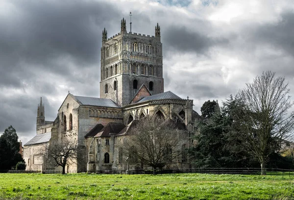 Tewkesbury Manastırı dramatik bir gökyüzüne karşı durmuştu. Tewkesbury, Gloucestershire 'da bir ortaçağ pazarı.