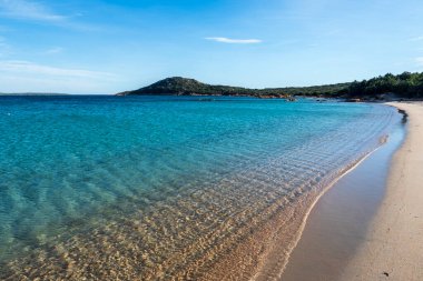 Sardunya 'daki Liscia Ruja' nın güzel plajının bir resmi.