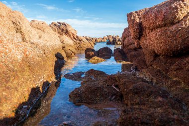 Sardunya 'daki Liscia Ruja' nın güzel plajının bir resmi.