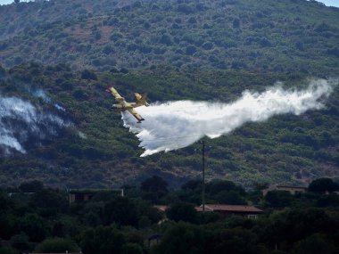 Gökyüzündeki itfaiyecilerin resmi.