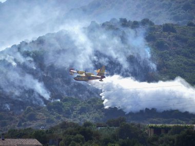 Gökyüzündeki itfaiyecilerin resmi.