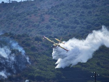 Gökyüzündeki itfaiyecilerin resmi.