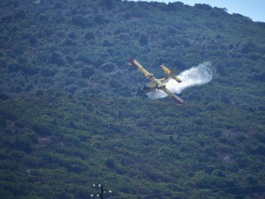 Gökyüzündeki itfaiyecilerin resmi.