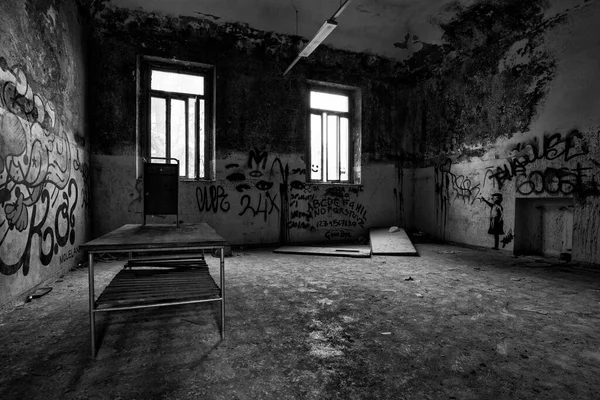 Une Photo Endroit Effrayant Dans Asile Abandonné — Photo