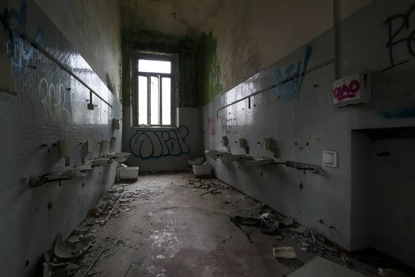 Uma Foto Banheiro Bedlam Abandonado — Fotografia de Stock
