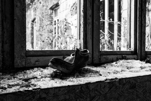 Uma Foto Sapato Abandonado Bedlam — Fotografia de Stock