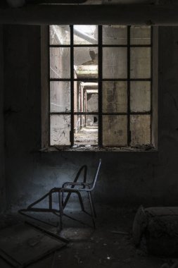 Terk edilmiş bir tımarhanedeki korkunç bir yerin resmi.
