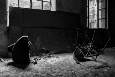 Terk edilmiş bir tımarhanedeki korkunç bir yerin resmi.