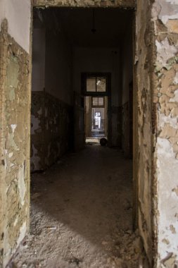 Terk edilmiş bir tımarhanedeki korkunç bir yerin resmi.