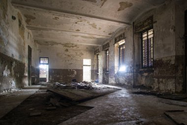 Terk edilmiş bir tımarhanedeki korkunç bir yerin resmi.