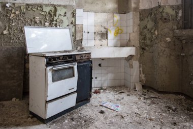 Korkunç bir psikiyatri hastanesinde terk edilmiş bir mutfak.