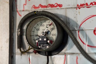 Psikiyatri hastanesinde terk edilmiş bir fırının resmi.