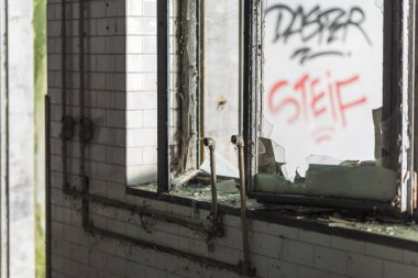 Terk edilmiş boru ve vanaların resmi.