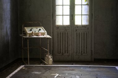 Psikiyatri hastanesinde terk edilmiş bir ziyaretçi odasının resmi.