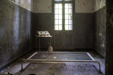 Psikiyatri hastanesinde terk edilmiş bir ziyaretçi odasının resmi.