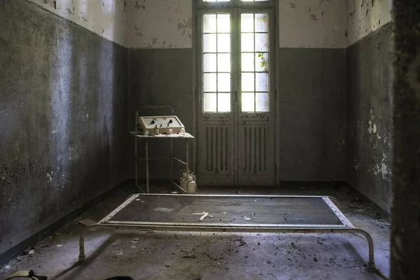 Una Foto Una Sala Visitas Abandonada Hospital Psiquiátrico Imagen De Stock