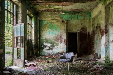 Terk edilmiş bir tımarhanedeki korkunç bir yerin resmi.