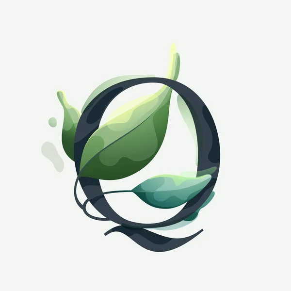 クリアベクトル水彩スタイルで緑の葉とQ文字のロゴ 豪華なエンブレム 植物のアイデンティティ 生態系プロジェクト 結婚式の招待状のためのセリフサンスフォント — ストックベクタ