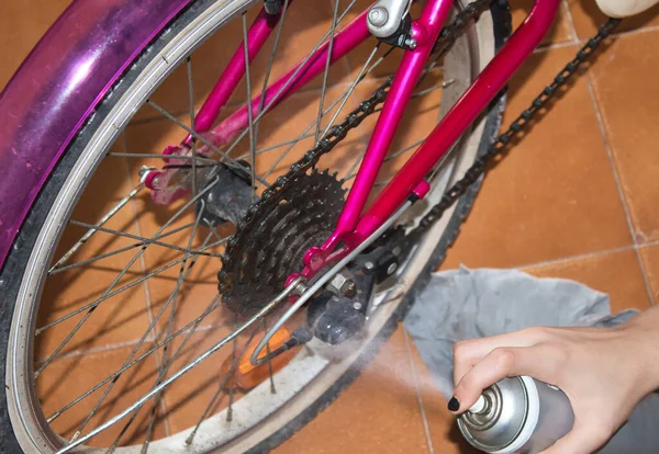 View Hands Girl Cleaning Her Bike Rag Spray — Stock Photo, Image