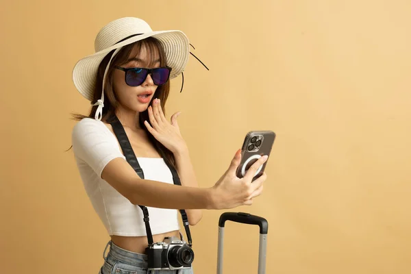 Young Asian Girl Dress White Shirt Jeans Ready Travel Vacation — Stock Photo, Image