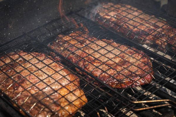 Selectieve focus van sappige biefstuk grillen op barbecue rooster met rook — Stockfoto