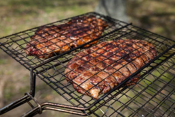 Selectieve focus van sappige biefstuk grillen op barbecue rooster met rook — Stockfoto