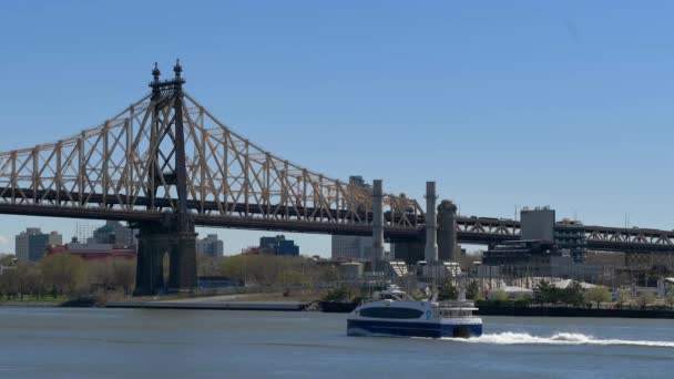 Trajekt jede v přední části starého mostu NYC — Stock video