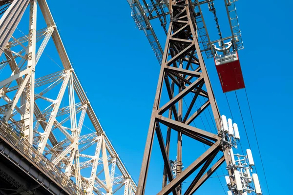 New York 'ta yolun yukarısındaki teleferik. 