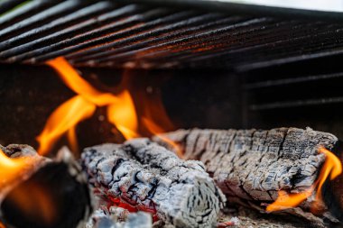 Bbbq ızgara ızgaralarından yakacak odun ve alevler. Yüksek kaliteli fotoğraf.