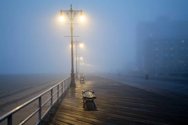 Straatverlichting Mistige Nacht Lantaarns Verlaten Weg Mist Hoge Kwaliteit Foto — Stockfoto